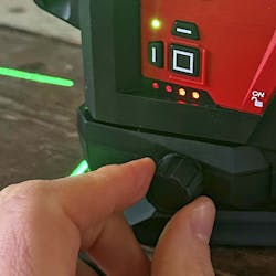 360 grader laser test: En liten finjusteringsskrue gjør det enkelt å justere inn de loddrette markeringene 360 grader laser test: En liten finjusteringsskrue gjør det enkelt å justere inn de loddrette markeringene